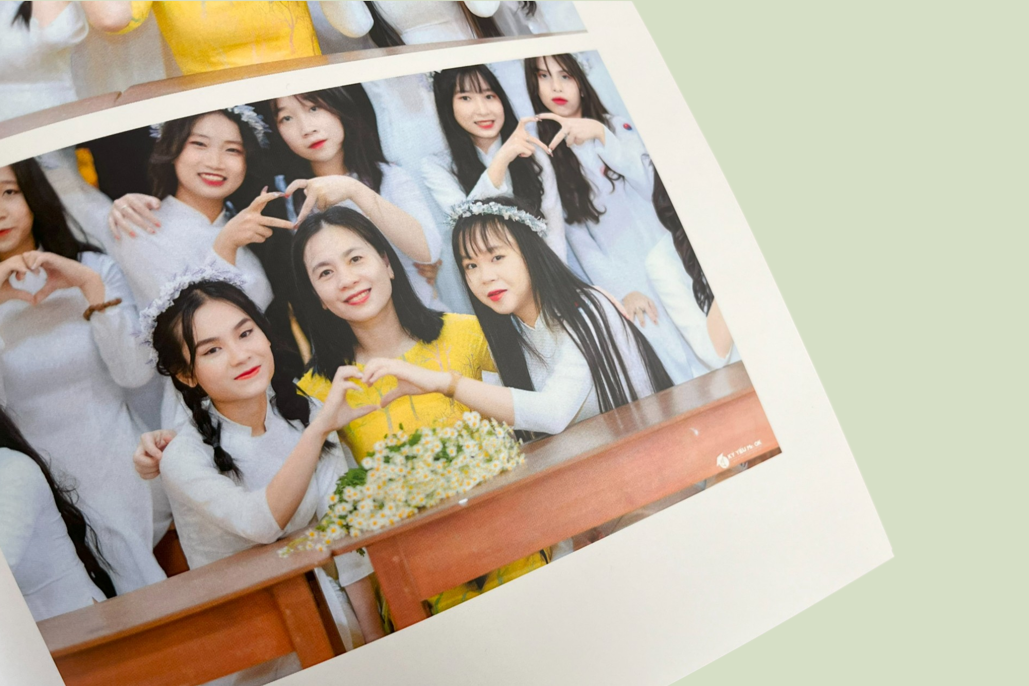 Photobook phổ thông mở cong
