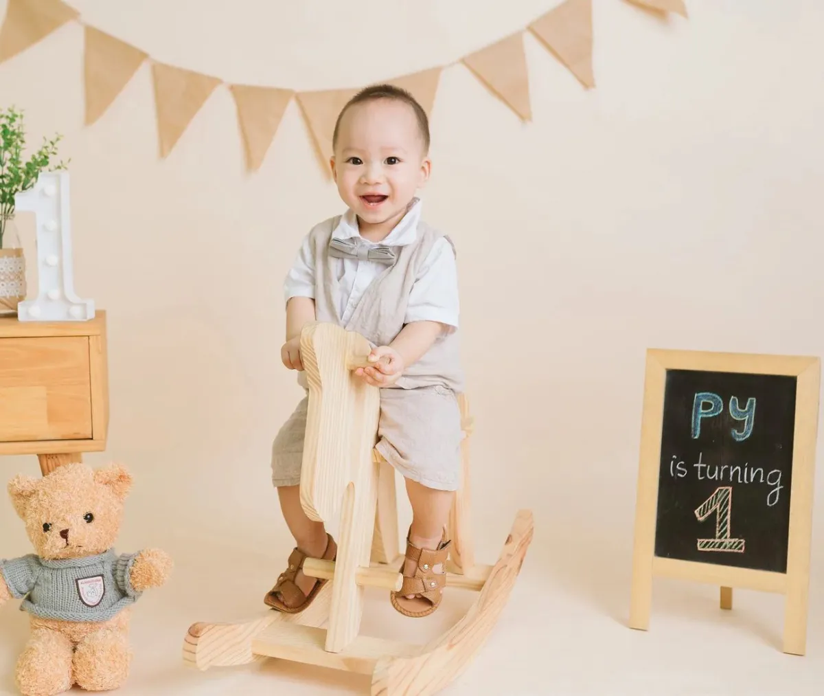 Những khoảnh khắc chụp ảnh đáng yêu của bé khiến dân mạng phải bật cười