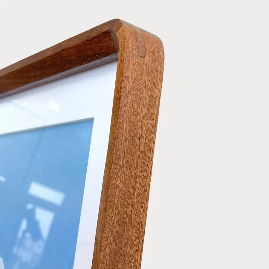 Ảnh Phóng Khung Gỗ Walnut Bo Tròn Viền Trắng In 4k